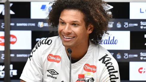 O meio-campista Willian Arao durante sua apresentacao oficial em coletiva de imprensa realizada na Vila Belmiro.