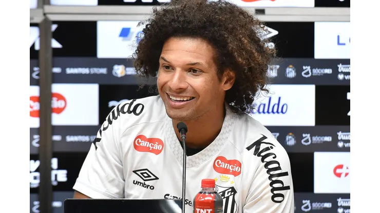O meio-campista Willian Arao durante sua apresentacao oficial em coletiva de imprensa realizada na Vila Belmiro.