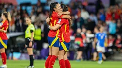Leila Ouahabi, da Espanha, e Maria Mendez, da Espanha, se abraçam durante a partida do Grupo B