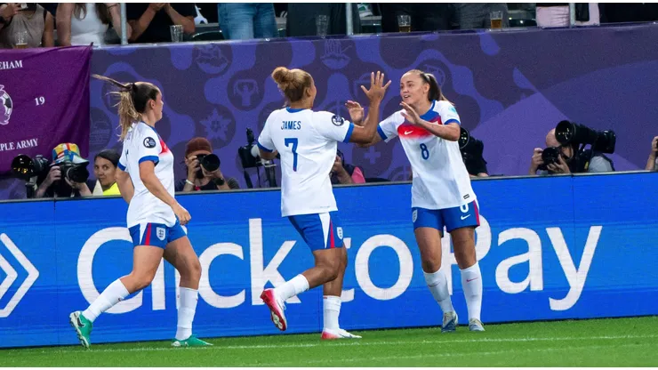 Lauren James comemora gol marcado com companheiras da Inglaterra. Foto: dpa picture alliance