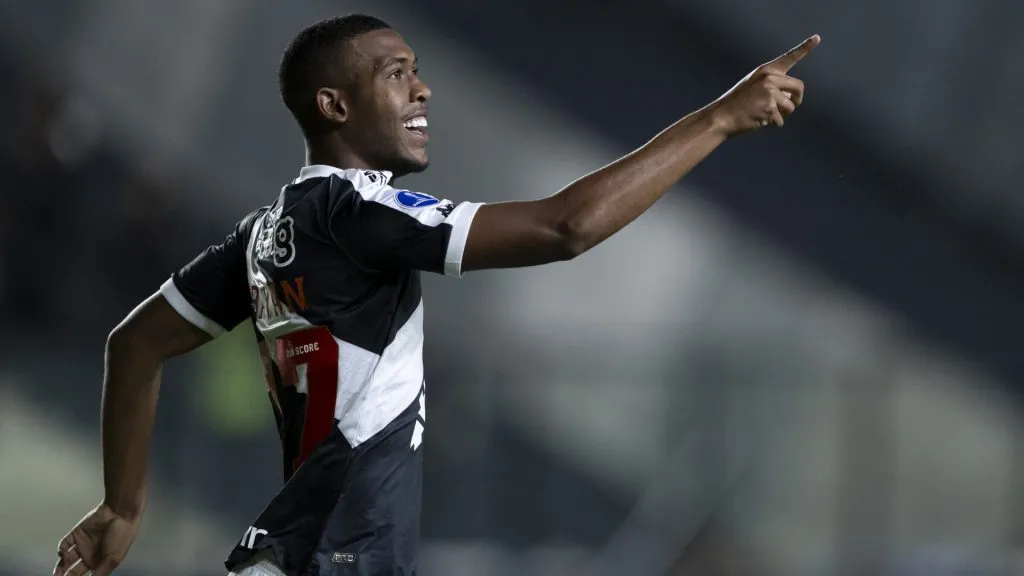 Rayan comemorando pelo Vasco durante a Copa Sul-Americana – Foto: Jorge Rodrigues/AGIF