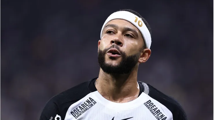 Depay durante partida contra o América de Cali na Neo Química Arena.