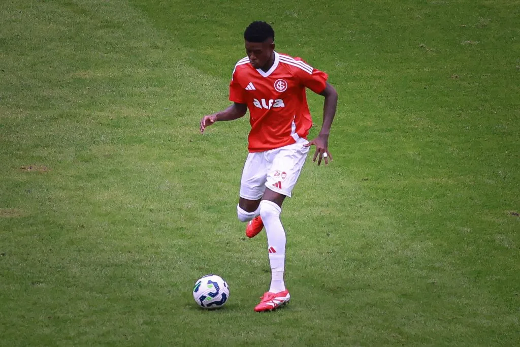 Vitao, jogador do Internacional, durante partida contra o Vitoria no estádio Beira-Rio, pelo campeonato Brasileiro A 2025. Foto: Maxi Franzoi/AGIF