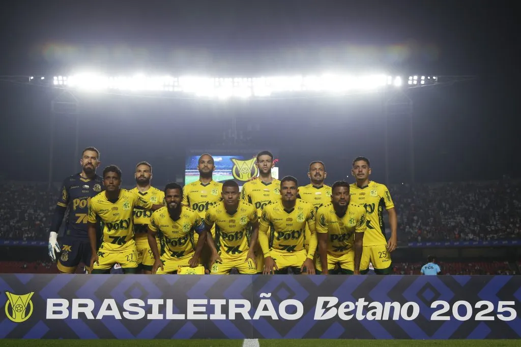 Jogadores do Mirassol posam para foto no Brasileirão Betano 2025 – (Photo by Miguel Schincariol/Getty Images)