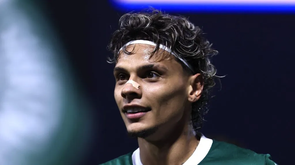 Foto: Marcello Zambrana/AGIF – Volante colombiano durante jogo do Alviverde contra o São Paulo no Brasileirão Betano.