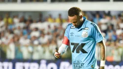 Neymar jogador do Santos recebe cartão vermelho do arbitro durante partida contra o Botafogo no estadio Vila Belmiro pelo campeonato Brasileiro A 2025. Foto: Jota Erre/AGIF