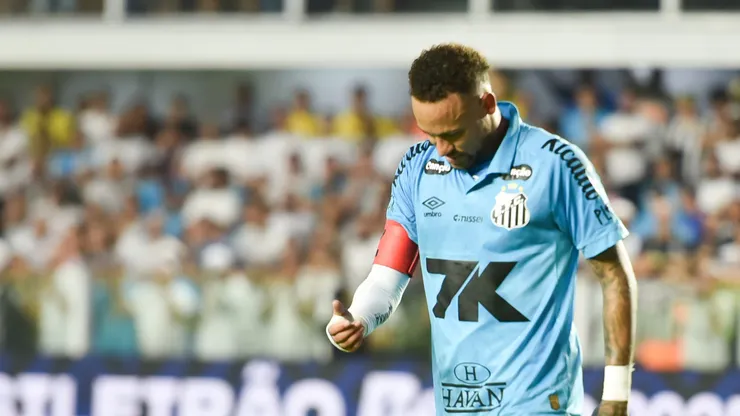 Neymar jogador do Santos recebe cartão vermelho do arbitro durante partida contra o Botafogo no estadio Vila Belmiro pelo campeonato Brasileiro A 2025. Foto: Jota Erre/AGIF