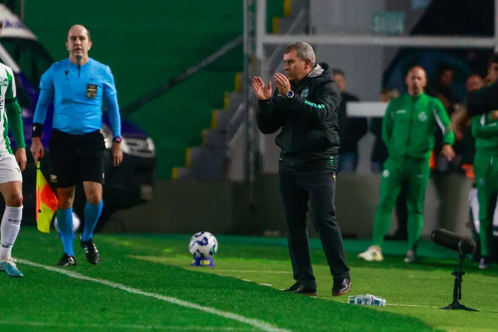 Claudio Tencati técnico do Juventude durante partida contra o Sport – Foto: Luiz Erbes/AGIF