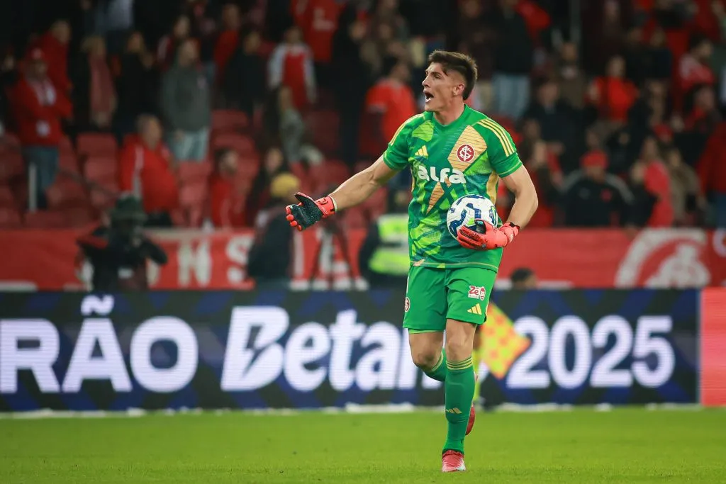RS – PORTO ALEGRE – 12/07/2025 – BRASILEIRO A 2025, INTERNACIONAL X VITORIA – Sergio Rochet goleiro do Internacional comemora gol de Bruno Tabata durante partida contra o Vitoria no estadio Beira-Rio pelo campeonato Brasileiro A 2025. Foto: Maxi Franzoi/AGIF