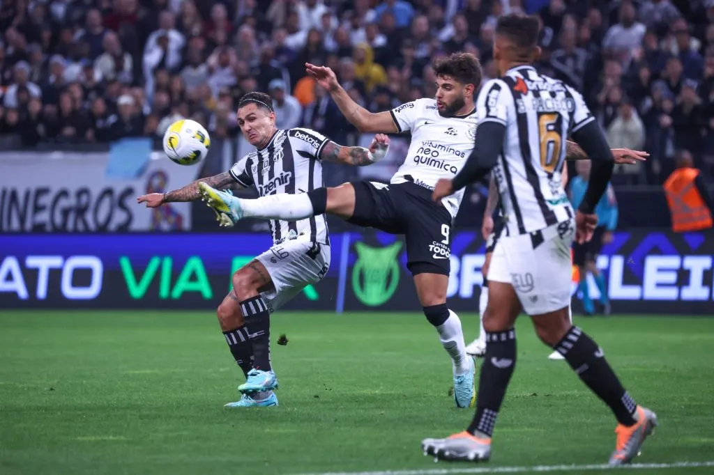 Yuri Alberto jogador do Corinthians disputa lance com jogador do Ceará – Foto: Marcello Zambrana/AGIF