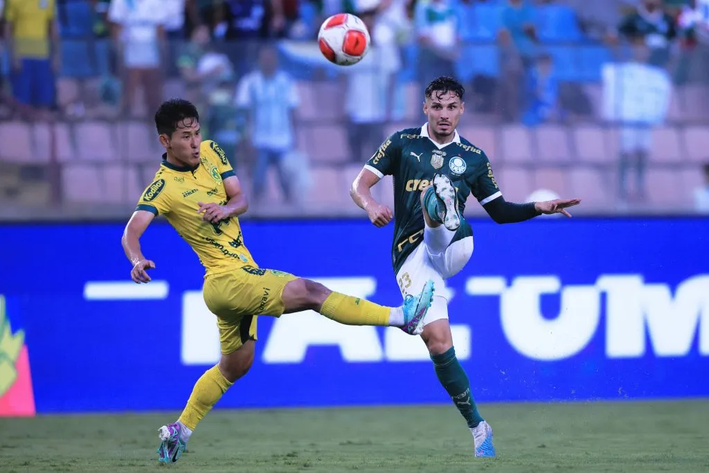 Raphael Veiga jogador do Palmeiras disputa lance com Chico Kim jogador do Mirassol durante partida no estadio Arena Barueri pelo campeonato Paulista 2024. Foto: Ettore Chiereguini/AGIF