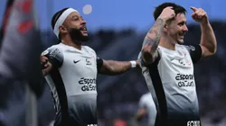 Garro jogador do Corinthians comemora seu gol com Memphis Depay jogador da sua equipe - Foto: Ettore Chiereguini/AGIF