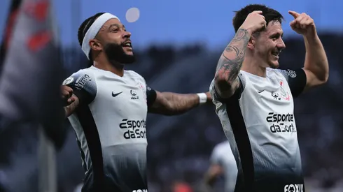 Garro jogador do Corinthians comemora seu gol com Memphis Depay jogador da sua equipe - Foto: Ettore Chiereguini/AGIF
