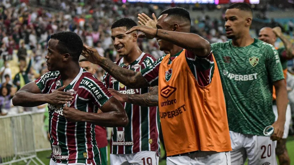 Jogadores do Fluminense comemorando com Jhon Arias no Maracanã – Foto: Thiago Ribeiro/AGIF