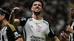 Héctor Hernández lamentando oportunidade perdida durante jogo entre Atlético-MG e Corinthians, na Arena MRV, pelo Brasileirão.