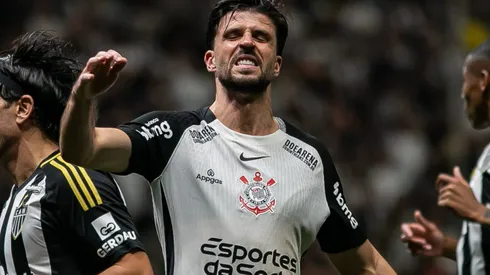 Héctor Hernández lamentando oportunidade perdida durante jogo entre Atlético-MG e Corinthians, na Arena MRV, pelo Brasileirão.