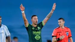 Pons cobrando árbitro em lance contra o Racing