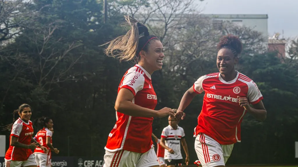 Time feminino do Internacional em campo