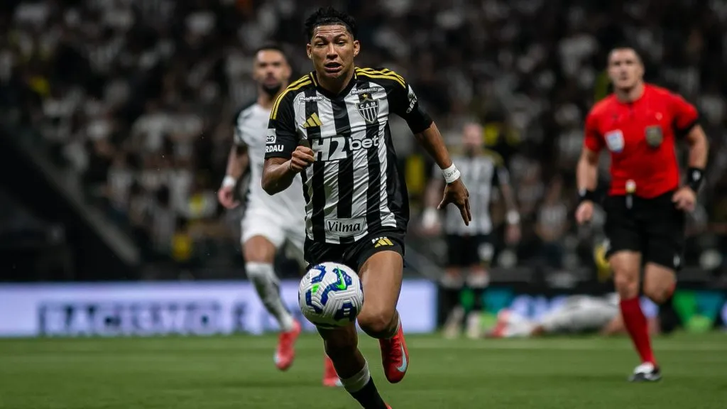 Rony se posiciona nos bastidores do Galo – Foto: Fernando Moreno/AGIF