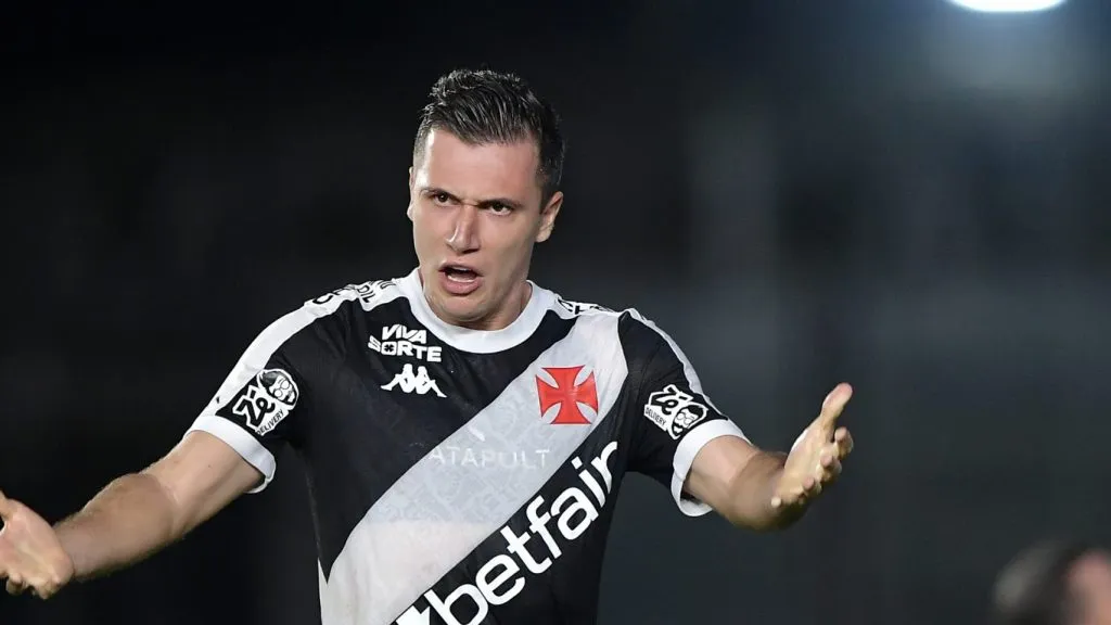 Lucas Piton, do Vasco, é desejado por clubes europeus - Foto: Thiago Ribeiro/AGIF