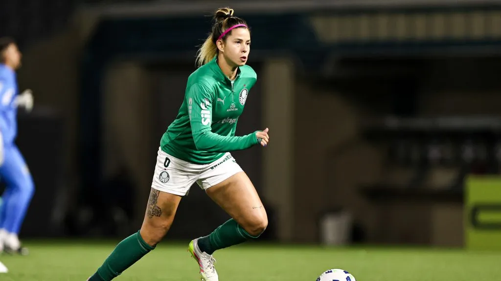 Jogadora do time feminino do Palmeiras em campo