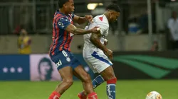 Marinho e Jean Lucas dividem a bola na partida entre Bahia e Fortaleza. Foto: Jhony Pinho/AGIF