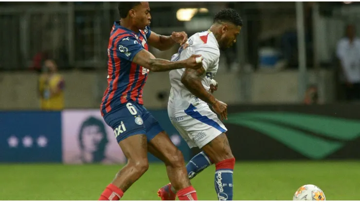Marinho e Jean Lucas dividem a bola na partida entre Bahia e Fortaleza. Foto: Jhony Pinho/AGIF