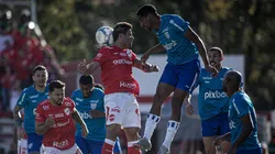 Jogadores de Avaí e Vila Nova dividem bola aérea. Foto: Photo by Isabela Azine/AGIF/Sipa USA