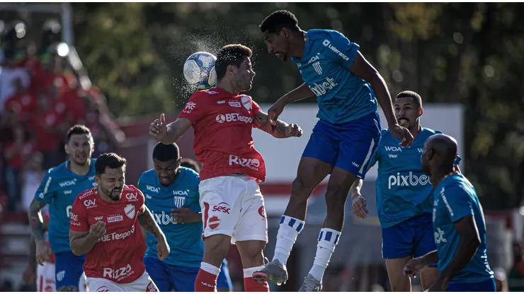 Jogadores de Avaí e Vila Nova dividem bola aérea. Foto: Photo by Isabela Azine/AGIF/Sipa USA