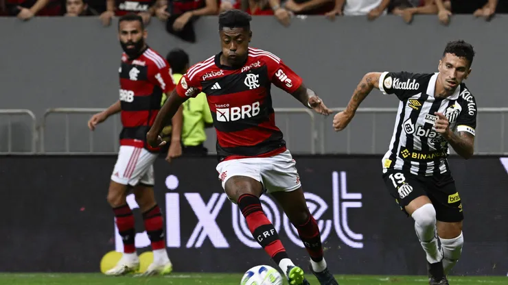 DF - BRASILIA - 01/11/2023 - BRASILEIRO A 2023, FLAMENGO X SANTOS - Bruno Henrique jogador do Flamengo durante partida contra o Santos no estadio Mane Garrincha pelo campeonato Brasileiro A 2023. Foto: Mateus Bonomi/AGIF