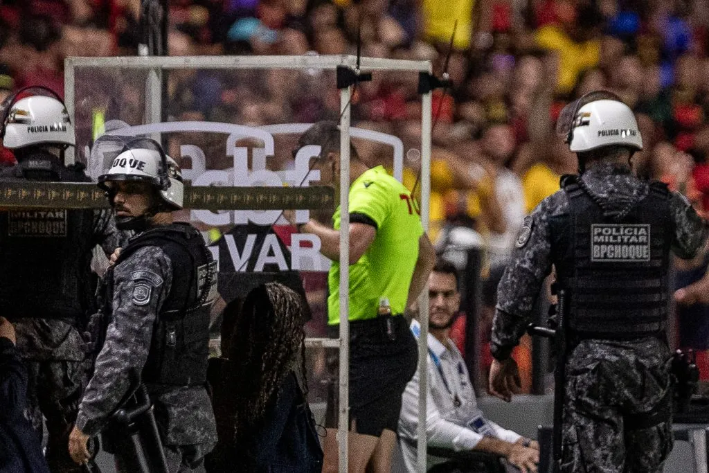 PE – RECIFE – 16/04/2025 – BRASILEIRO A 2025, SPORT X BRAGANTINO – O arbitro Paulo Cesar Zanovelli da Silva faz consulta ao VAR (recurso de video) durante partida entre Sport e Bragantino no estadio Ilha do Retiro pelo campeonato Brasileiro A 2025. Foto: Rafael Vieira/AGIF