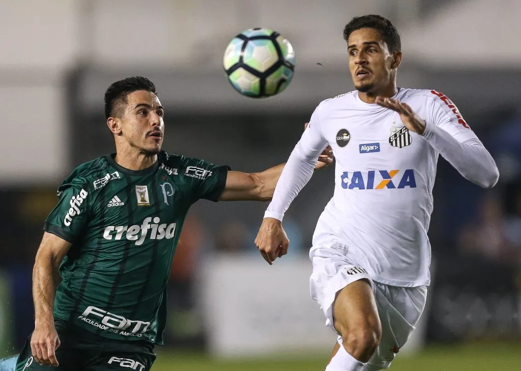Lucas Veríssimo durante partida do Santos e Palmeiras. (Photo by Ricardo Nogueira/Getty Images)