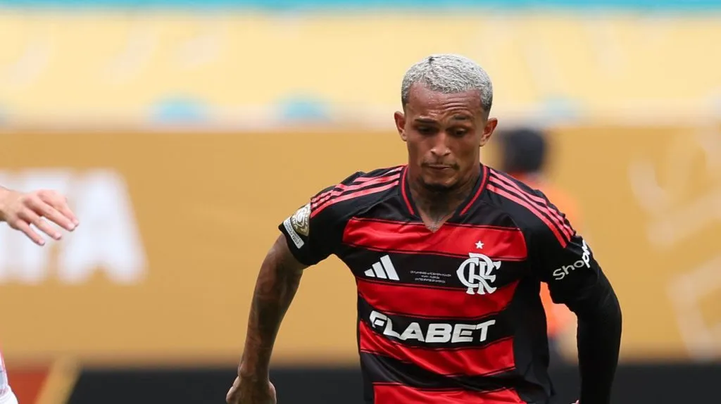 Foto: Megan Briggs/Getty Images – Defensor do Fla durante jogo contra o Bayern de Munique no Mundial de Clubes.