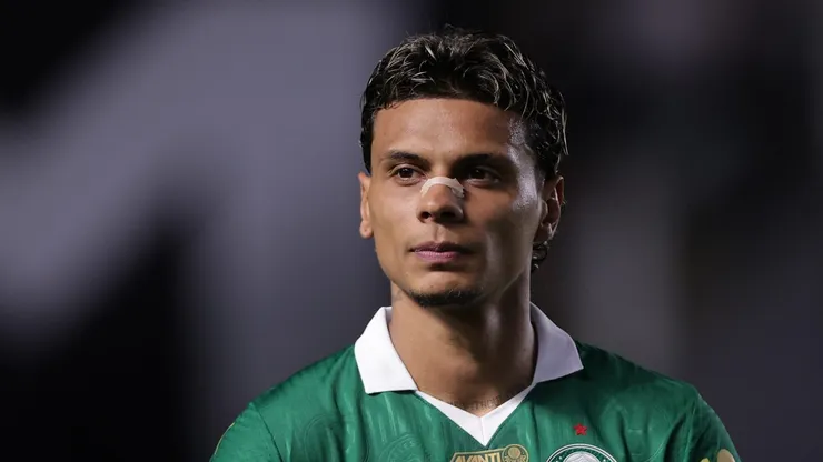 Richard Ríos durante jogo contra o Santos na Vila Belmiro.