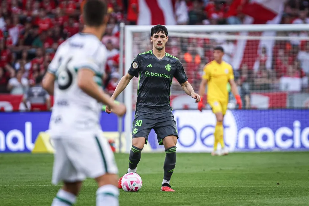 BA – PORTO ALEGRE – 29/10/2023 – BRASILEIRO A 2023, INTERNACIONAL X CORITIBA – Johnny jogador do Internacional durante partida contra o Coritiba no estadio Beira-Rio pelo campeonato Brasileiro A 2023. Foto: Maxi Franzoi/AGIF