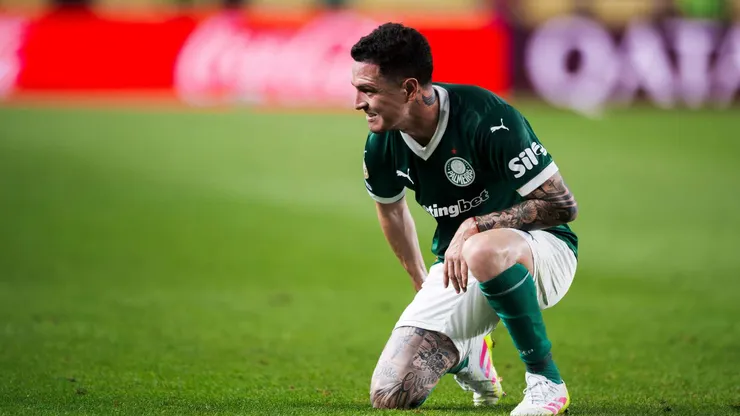 Anibal Moreno, do Palmeiras, abatido durante a partida de futebol
