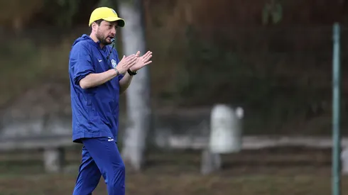 Arthur Elias em treino antes do confronto contra a Bolívia. Foto: Lívia Villas Boas/CBF