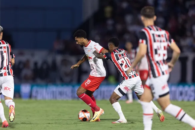 BRAGANTINO X SAO PAULO – Matheus Fernandes jogador do Bragantino durante partida contra o São Paulo – Foto: Diogo Reis/AGIF