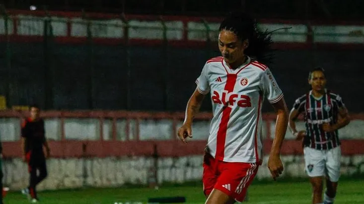 Lorranny em campo pelo time feminino do Internacional