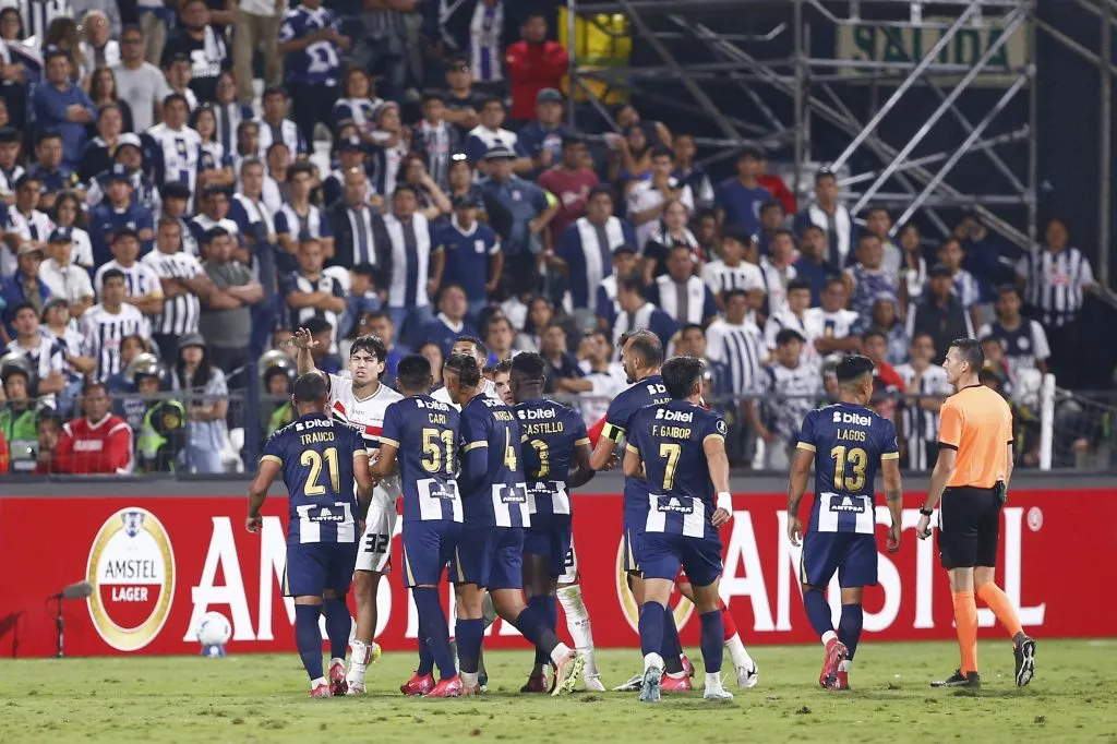 Jogadores do Alianza Lima – (Photo by Fernando Sangama/Getty Images)