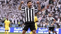 Carlos Jr com a camisa do Al Shabab (Foto: Al Shabab)