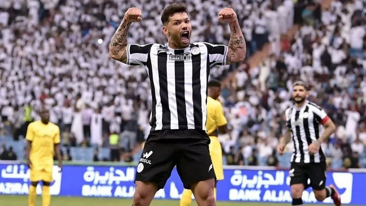 Carlos Jr com a camisa do Al Shabab (Foto: Al Shabab)