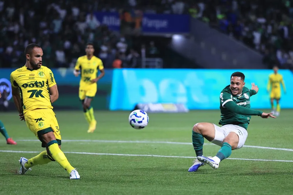 Vitor Roque abusou da falta de confiança e seguiu mais um jogo sem balançar as redes no Palmeiras – Foto: Ettore Chiereguini/AGIF