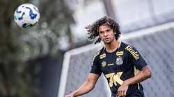 William Arão, novo volante do Santos se preparou com a equipe para o duelo contra o Flamengo e pode entrar como reserva fazendo estreia com a camisa santista
