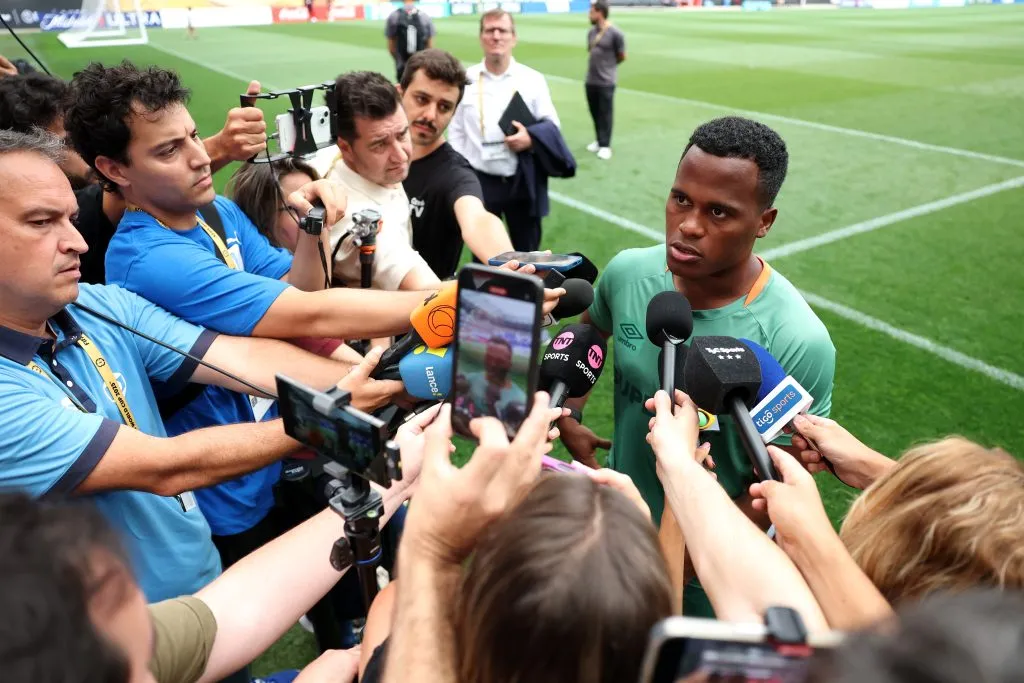 Arias dando entrevista durante o Mundial de Clubes (Photo by Dan Mullan/Getty Images)