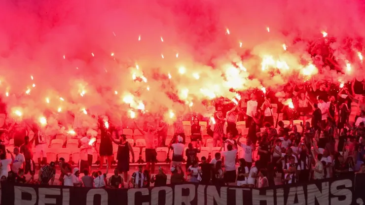 Torcida do Corinthians na Arena Castelão. Foto: Lucas Emanuel/AGIF
