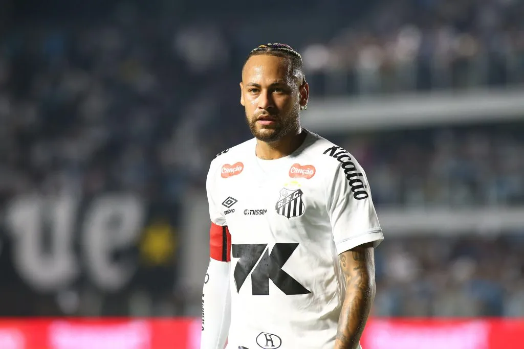 Neymar Jr jogador do Santos durante partida contra o Flamengo no estadio Vila Belmiro pelo campeonato Brasileiro A 2025. Foto: Mauricio De Souza/AGIF