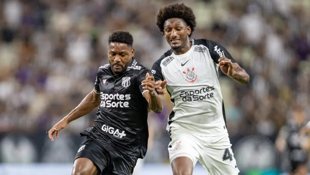 Ceará x Corinthians em lance de disputa de bola. Foto: Baggio Rodrigues/AGIF