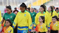 Jogadoras brasileiras entrando em campo. Foto: Lívia Villas Boas/CBF