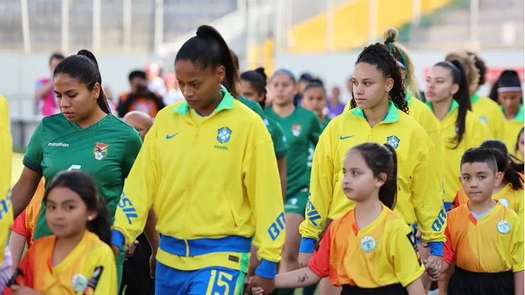 Jogadoras brasileiras entrando em campo. Foto: Lívia Villas Boas/CBF